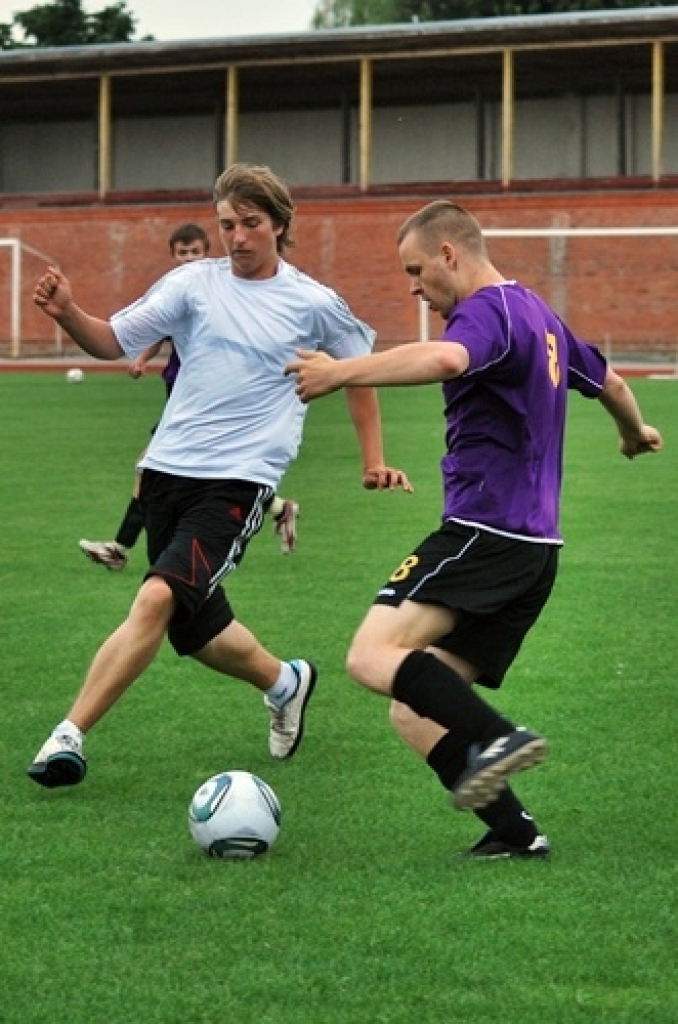 Šīs nedēļas nogalē risināsies Bauskas novada atklātā futbola čempionāts. Tā kā frisbija spēļu laikā lielā lietus dēļ stipri cieta laukuma zāliens, futbolistiem bija pusotras nedēļas pārtraukums. Tagad kājbumbas spēlētāji gatavojas...
Autors: Uldis Varnevičs
