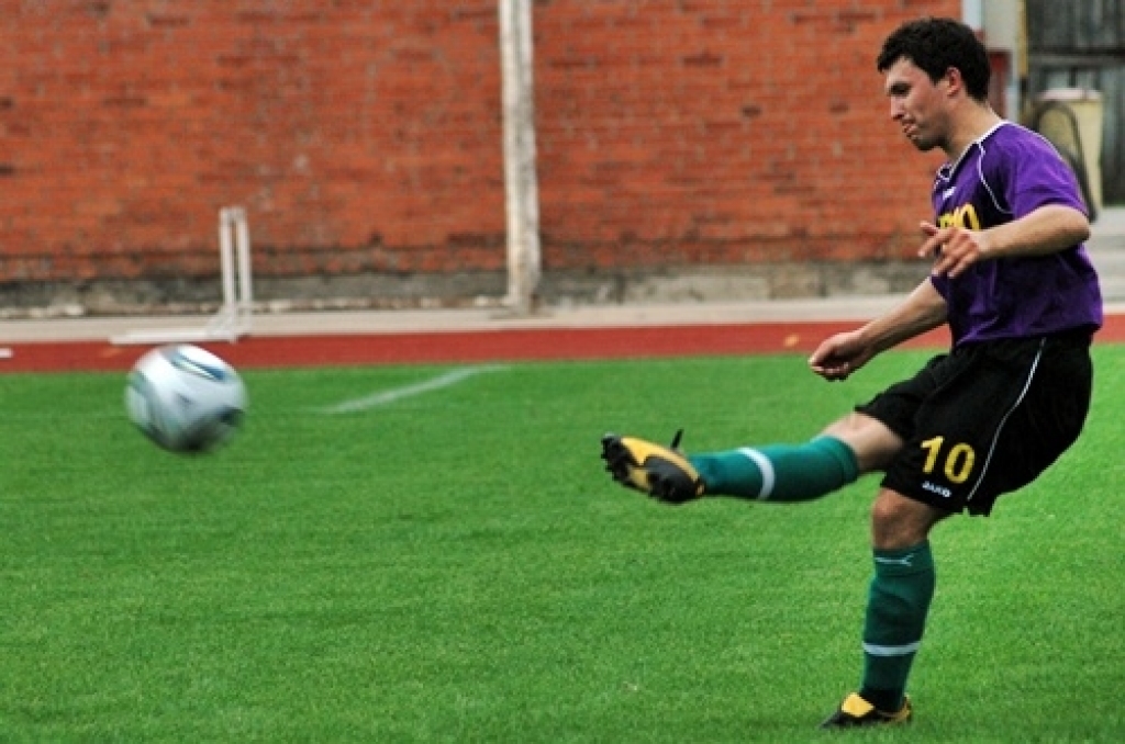 Šīs nedēļas nogalē risināsies Bauskas novada atklātā futbola čempionāts. Tā kā frisbija spēļu laikā lielā lietus dēļ stipri cieta laukuma zāliens, futbolistiem bija pusotras nedēļas pārtraukums. Tagad kājbumbas spēlētāji gatavojas...
Autors: Uldis Varnevičs