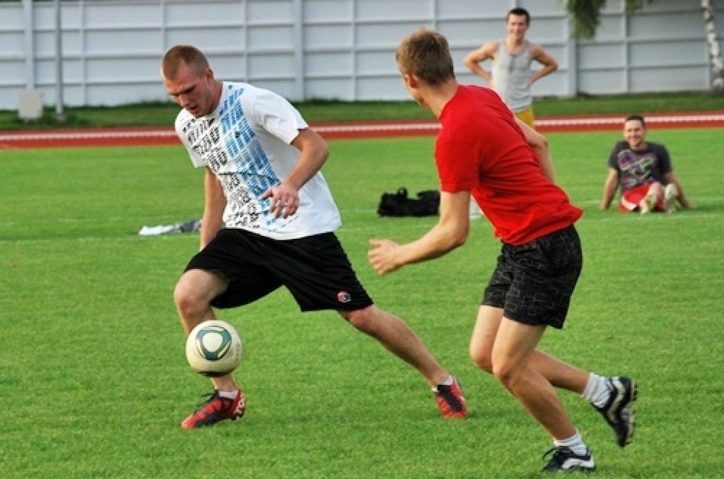 Šīs nedēļas nogalē risināsies Bauskas novada atklātā futbola čempionāts. Tā kā frisbija spēļu laikā lielā lietus dēļ stipri cieta laukuma zāliens, futbolistiem bija pusotras nedēļas pārtraukums. Tagad kājbumbas spēlētāji gatavojas...
Autors: Uldis Varnevičs