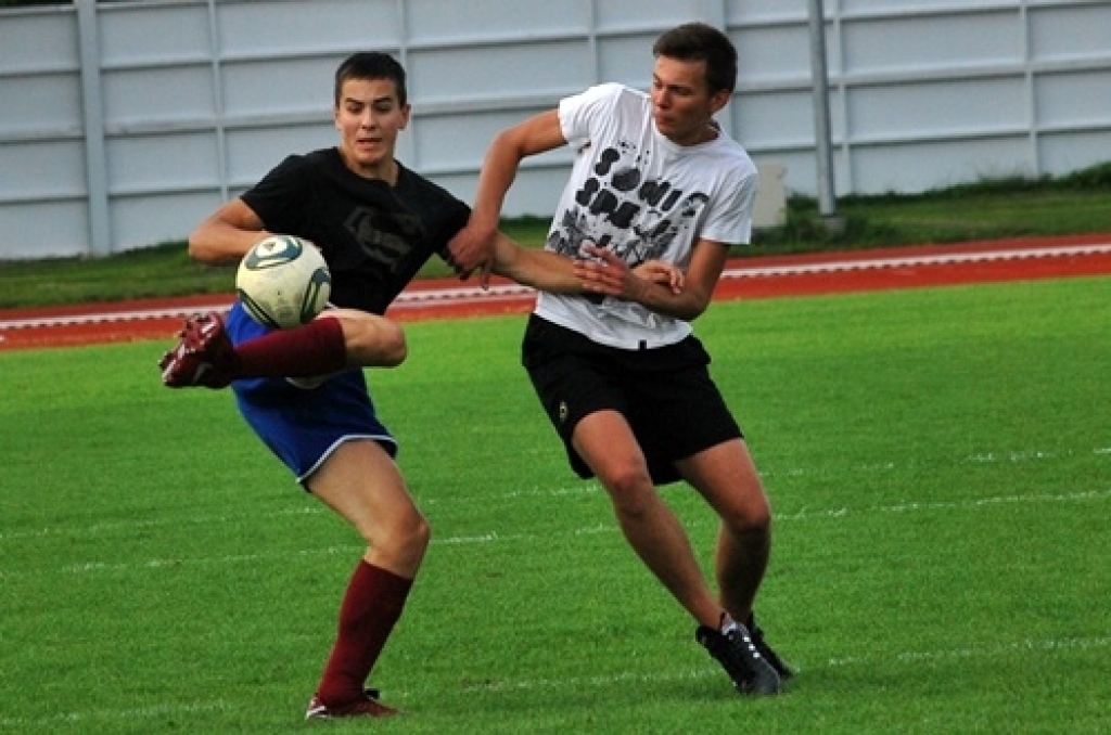 Šīs nedēļas nogalē risināsies Bauskas novada atklātā futbola čempionāts. Tā kā frisbija spēļu laikā lielā lietus dēļ stipri cieta laukuma zāliens, futbolistiem bija pusotras nedēļas pārtraukums. Tagad kājbumbas spēlētāji gatavojas...
Autors: Uldis Varnevičs