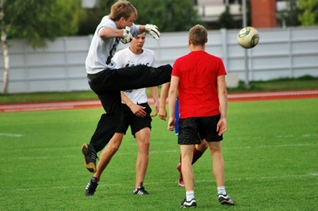 Šīs nedēļas nogalē risināsies Bauskas novada atklātā futbola čempionāts. Tā kā frisbija spēļu laikā lielā lietus dēļ stipri cieta laukuma zāliens, futbolistiem bija pusotras nedēļas pārtraukums. Tagad kājbumbas spēlētāji gatavojas...
Autors: Uldis Varnevičs