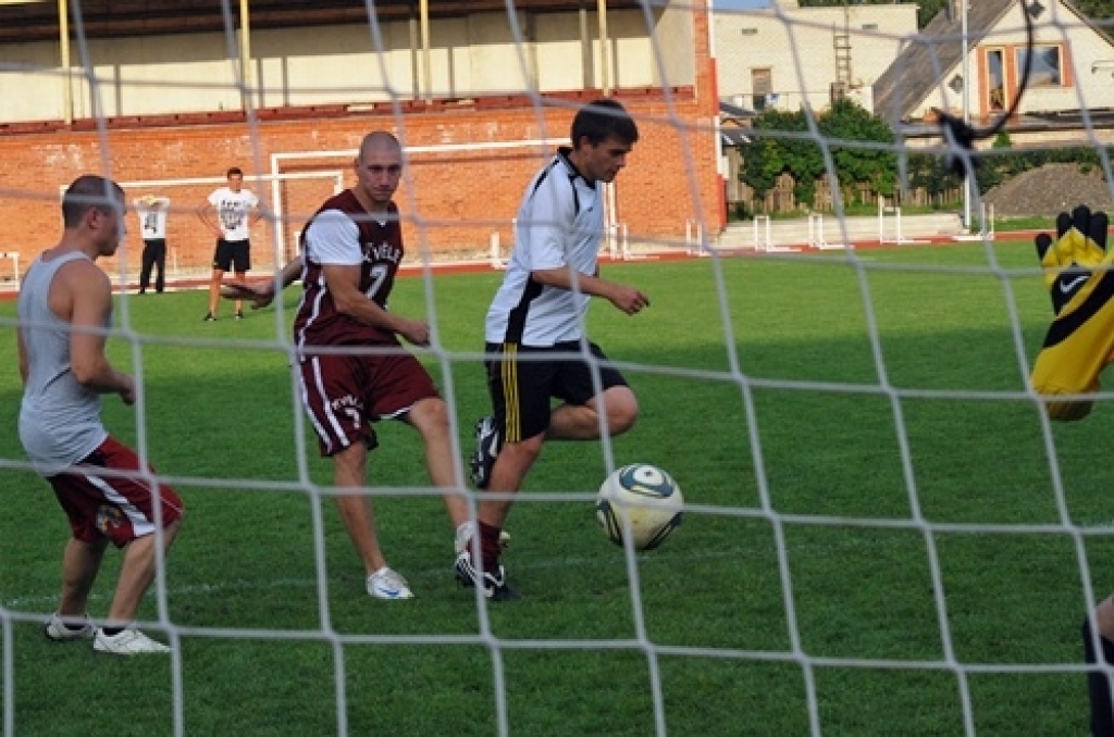 Šīs nedēļas nogalē risināsies Bauskas novada atklātā futbola čempionāts. Tā kā frisbija spēļu laikā lielā lietus dēļ stipri cieta laukuma zāliens, futbolistiem bija pusotras nedēļas pārtraukums. Tagad kājbumbas spēlētāji gatavojas...
Autors: Uldis Varnevičs