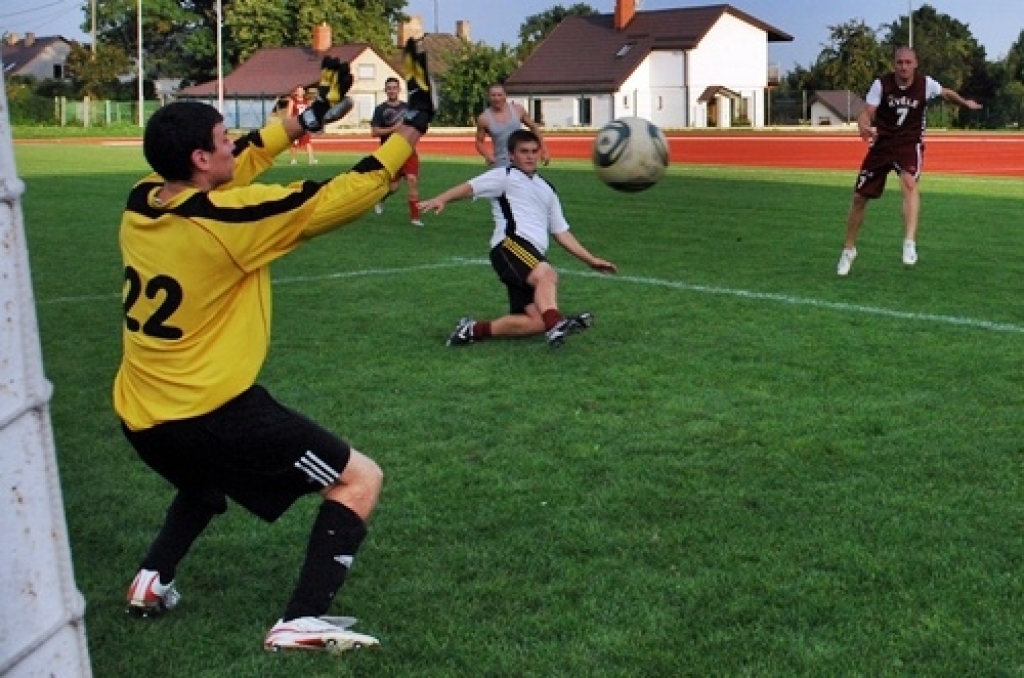 Šīs nedēļas nogalē risināsies Bauskas novada atklātā futbola čempionāts. Tā kā frisbija spēļu laikā lielā lietus dēļ stipri cieta laukuma zāliens, futbolistiem bija pusotras nedēļas pārtraukums. Tagad kājbumbas spēlētāji gatavojas...
Autors: Uldis Varnevičs