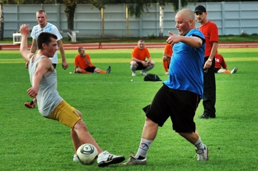 Šīs nedēļas nogalē risināsies Bauskas novada atklātā futbola čempionāts. Tā kā frisbija spēļu laikā lielā lietus dēļ stipri cieta laukuma zāliens, futbolistiem bija pusotras nedēļas pārtraukums. Tagad kājbumbas spēlētāji gatavojas...
Autors: Uldis Varnevičs