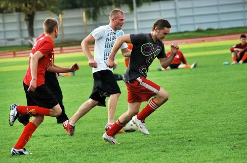 Šīs nedēļas nogalē risināsies Bauskas novada atklātā futbola čempionāts. Tā kā frisbija spēļu laikā lielā lietus dēļ stipri cieta laukuma zāliens, futbolistiem bija pusotras nedēļas pārtraukums. Tagad kājbumbas spēlētāji gatavojas...
Autors: Uldis Varnevičs