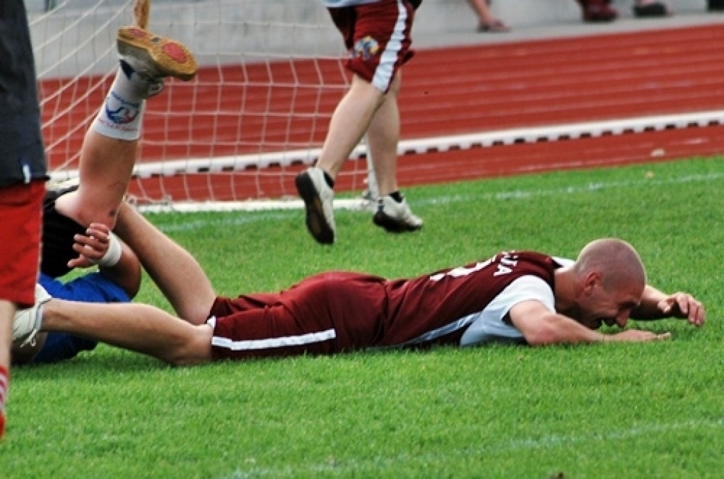 Šīs nedēļas nogalē risināsies Bauskas novada atklātā futbola čempionāts. Tā kā frisbija spēļu laikā lielā lietus dēļ stipri cieta laukuma zāliens, futbolistiem bija pusotras nedēļas pārtraukums. Tagad kājbumbas spēlētāji gatavojas...
Autors: Uldis Varnevičs