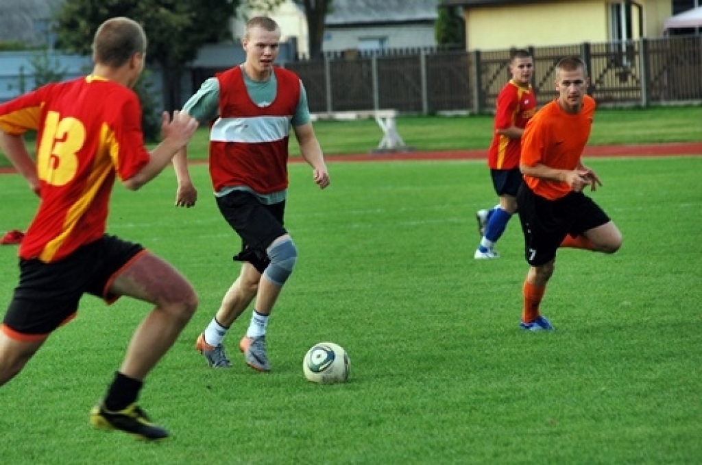 Šīs nedēļas nogalē risināsies Bauskas novada atklātā futbola čempionāts. Tā kā frisbija spēļu laikā lielā lietus dēļ stipri cieta laukuma zāliens, futbolistiem bija pusotras nedēļas pārtraukums. Tagad kājbumbas spēlētāji gatavojas...
Autors: Uldis Varnevičs
