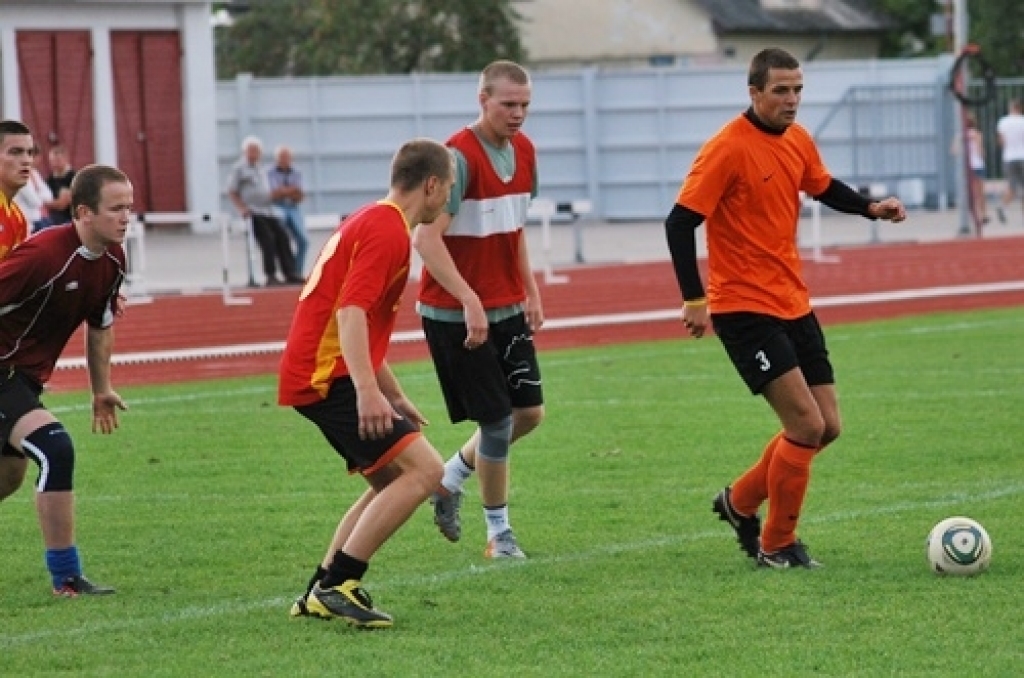 Šīs nedēļas nogalē risināsies Bauskas novada atklātā futbola čempionāts. Tā kā frisbija spēļu laikā lielā lietus dēļ stipri cieta laukuma zāliens, futbolistiem bija pusotras nedēļas pārtraukums. Tagad kājbumbas spēlētāji gatavojas...
Autors: Uldis Varnevičs