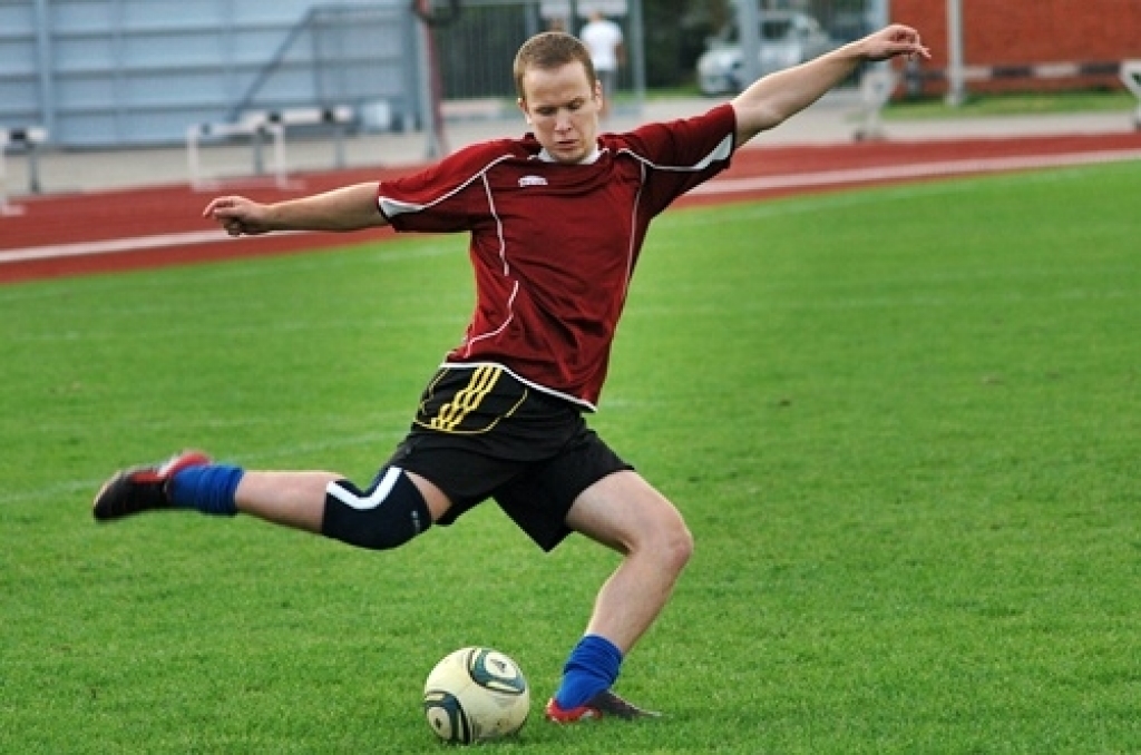 Šīs nedēļas nogalē risināsies Bauskas novada atklātā futbola čempionāts. Tā kā frisbija spēļu laikā lielā lietus dēļ stipri cieta laukuma zāliens, futbolistiem bija pusotras nedēļas pārtraukums. Tagad kājbumbas spēlētāji gatavojas...
Autors: Uldis Varnevičs
