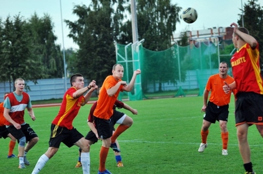 Šīs nedēļas nogalē risināsies Bauskas novada atklātā futbola čempionāts. Tā kā frisbija spēļu laikā lielā lietus dēļ stipri cieta laukuma zāliens, futbolistiem bija pusotras nedēļas pārtraukums. Tagad kājbumbas spēlētāji gatavojas...
Autors: Uldis Varnevičs