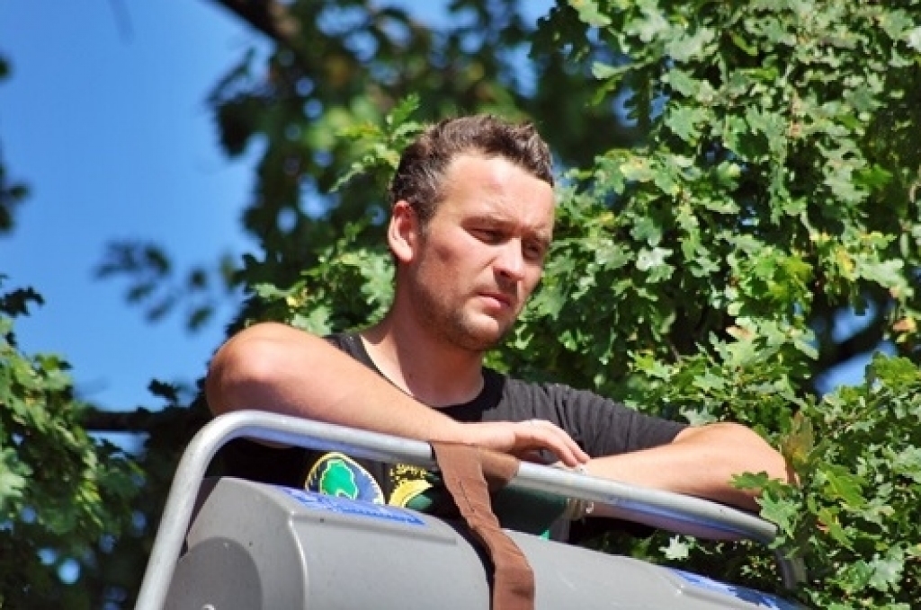 Bauskas pirmsskolas iestāde «Pasaulīte» 26. augustā organizēja bērnu rotaļu laukumā augošā dižozola apzāģēšanu. No Jelgavas ieradās arborists (koku formas veidošanas speciālists), kurš konsultēja SIA «Vides serviss» zāģētāju brigādi un...
Autors: Uldis Varnevičs