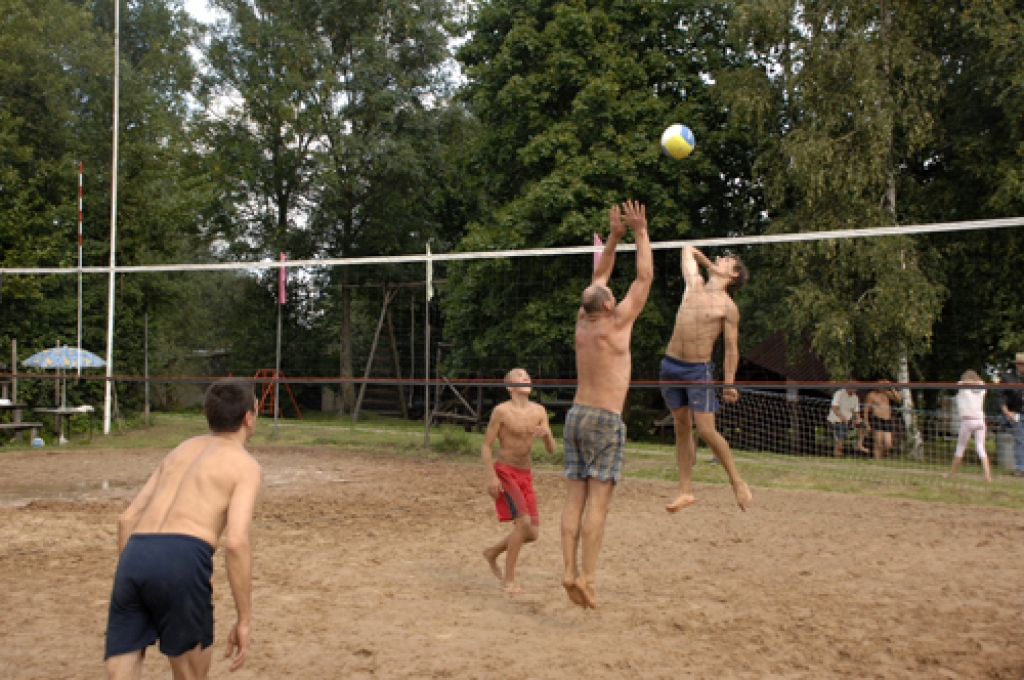 Svētdien, 21. augustā, «Īslīčos» uz pēdējo posmu bija ieradušās deviņas vīru un divas dāmu komandas. Šīs sacensības mūsu novadu sportistu vidū ir kļuvušas par iecienītu pasākumu.
Sacīkšu organizators Alfrēds Graudiņš informēja, ka pirmo...
Autors: Ivars Bogdanovs