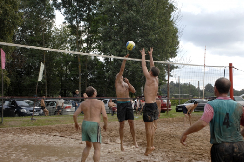 Svētdien, 21. augustā, «Īslīčos» uz pēdējo posmu bija ieradušās deviņas vīru un divas dāmu komandas. Šīs sacensības mūsu novadu sportistu vidū ir kļuvušas par iecienītu pasākumu.
Sacīkšu organizators Alfrēds Graudiņš informēja, ka pirmo...
Autors: Ivars Bogdanovs