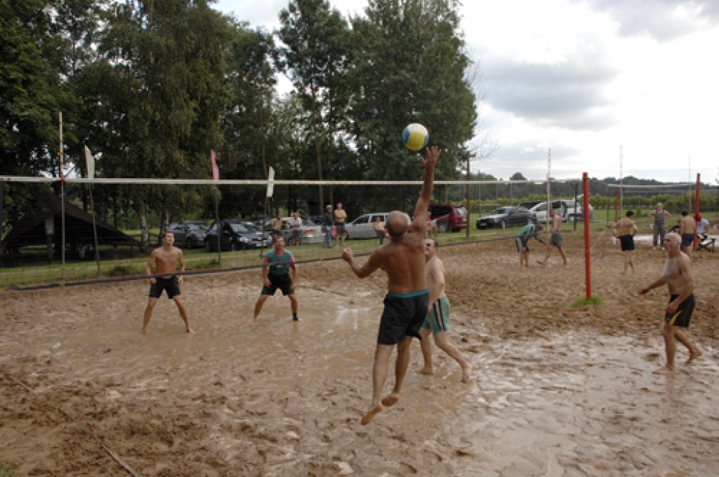 Svētdien, 21. augustā, «Īslīčos» uz pēdējo posmu bija ieradušās deviņas vīru un divas dāmu komandas. Šīs sacensības mūsu novadu sportistu vidū ir kļuvušas par iecienītu pasākumu.
Sacīkšu organizators Alfrēds Graudiņš informēja, ka pirmo...
Autors: Ivars Bogdanovs