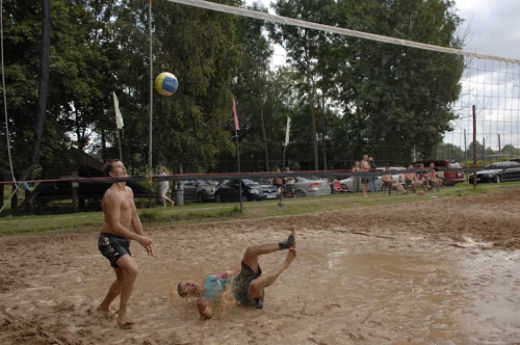 Svētdien, 21. augustā, «Īslīčos» uz pēdējo posmu bija ieradušās deviņas vīru un divas dāmu komandas. Šīs sacensības mūsu novadu sportistu vidū ir kļuvušas par iecienītu pasākumu.
Sacīkšu organizators Alfrēds Graudiņš informēja, ka pirmo...
Autors: Ivars Bogdanovs