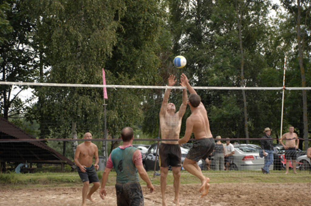 Svētdien, 21. augustā, «Īslīčos» uz pēdējo posmu bija ieradušās deviņas vīru un divas dāmu komandas. Šīs sacensības mūsu novadu sportistu vidū ir kļuvušas par iecienītu pasākumu.
Sacīkšu organizators Alfrēds Graudiņš informēja, ka pirmo...
Autors: Ivars Bogdanovs