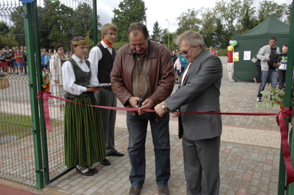 Ar dažādām sacensībām, paraugdemonstrējumiem un jautrām izdarībām sestdien, 20. augustā, Pilsrundālē atklāja sporta laukumu.
Autors: Ivars Bogdanovs