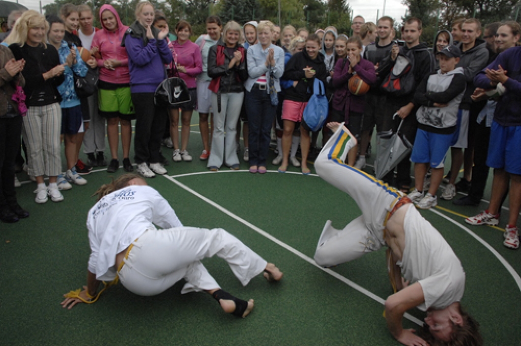 Ar dažādām sacensībām, paraugdemonstrējumiem un jautrām izdarībām sestdien, 20. augustā, Pilsrundālē atklāja sporta laukumu.
Autors: Ivars Bogdanovs