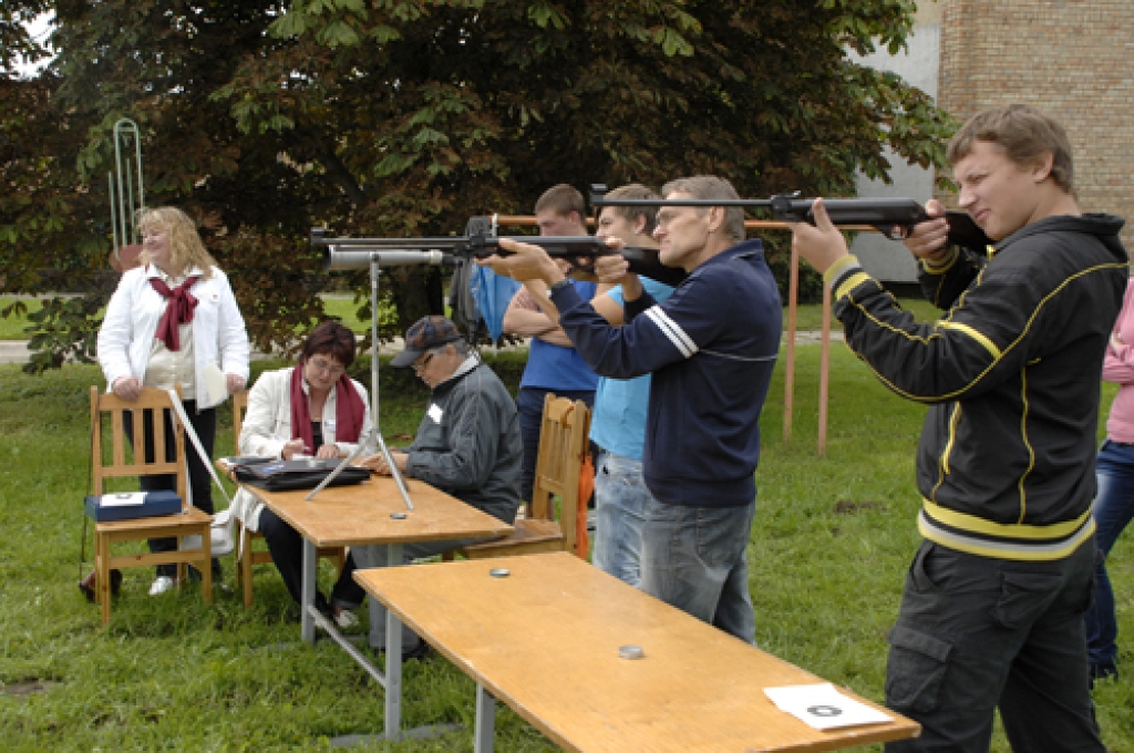 Ar dažādām sacensībām, paraugdemonstrējumiem un jautrām izdarībām sestdien, 20. augustā, Pilsrundālē atklāja sporta laukumu.
Autors: Ivars Bogdanovs