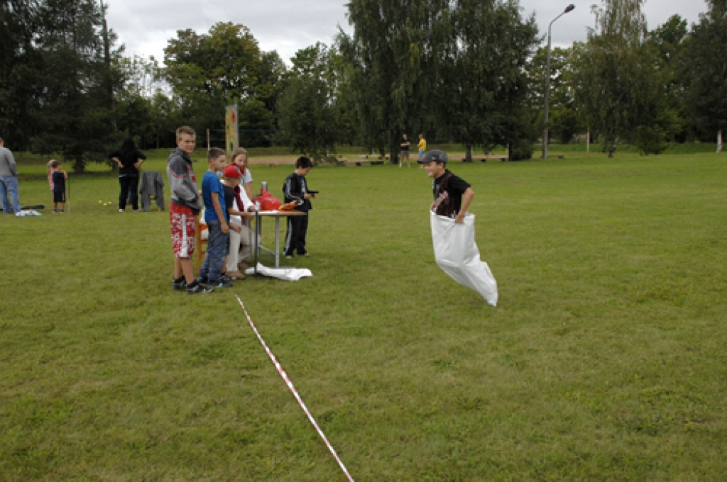 Ar dažādām sacensībām, paraugdemonstrējumiem un jautrām izdarībām sestdien, 20. augustā, Pilsrundālē atklāja sporta laukumu.
Autors: Ivars Bogdanovs