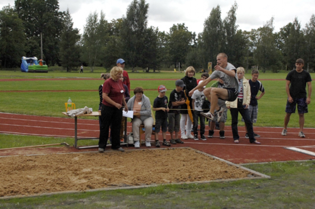 Ar dažādām sacensībām, paraugdemonstrējumiem un jautrām izdarībām sestdien, 20. augustā, Pilsrundālē atklāja sporta laukumu.
Autors: Ivars Bogdanovs