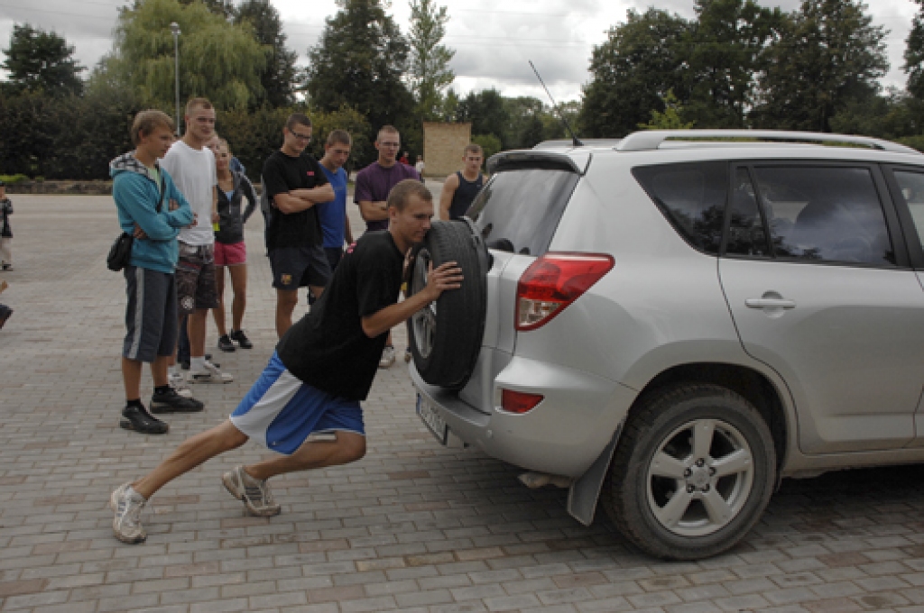 Ar dažādām sacensībām, paraugdemonstrējumiem un jautrām izdarībām sestdien, 20. augustā, Pilsrundālē atklāja sporta laukumu.
Autors: Ivars Bogdanovs