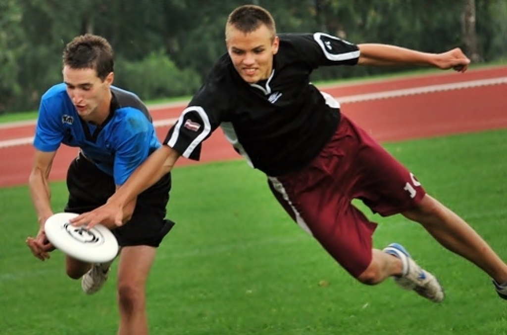 Bauskas novada pašvaldības sporta bāzē noskaidrotas Latvijas labākās vienības frisbijā – komandu sportā ar lidojošā šķīvīša mešanu un ķeršanu.
Sacensībās piedalījās piecas vīriešu un trīs dāmu komandas no Rīgas, Valmieras, Salaspils,...
Autors: Uldis Varnevičs