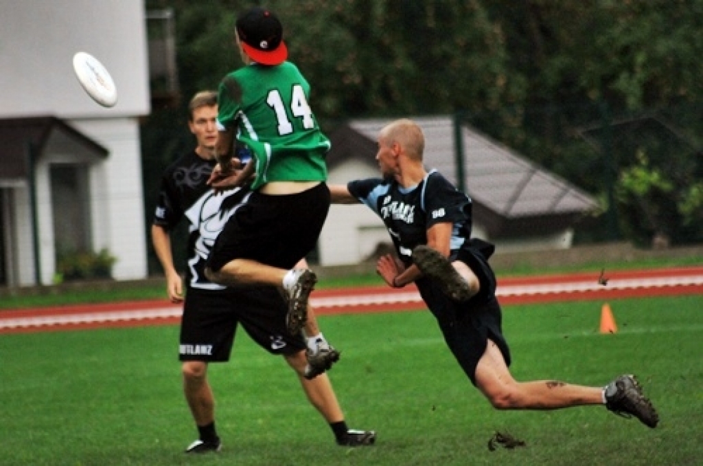 Bauskas novada pašvaldības sporta bāzē noskaidrotas Latvijas labākās vienības frisbijā – komandu sportā ar lidojošā šķīvīša mešanu un ķeršanu.
Sacensībās piedalījās piecas vīriešu un trīs dāmu komandas no Rīgas, Valmieras, Salaspils,...
Autors: Uldis Varnevičs