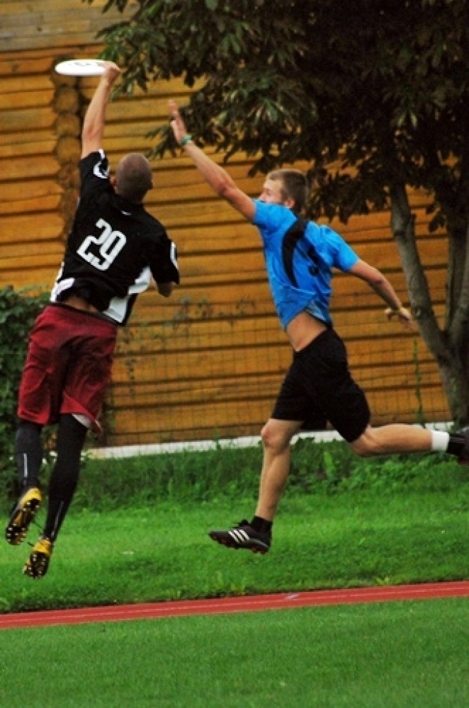 Bauskas novada pašvaldības sporta bāzē noskaidrotas Latvijas labākās vienības frisbijā – komandu sportā ar lidojošā šķīvīša mešanu un ķeršanu.
Sacensībās piedalījās piecas vīriešu un trīs dāmu komandas no Rīgas, Valmieras, Salaspils,...
Autors: Uldis Varnevičs