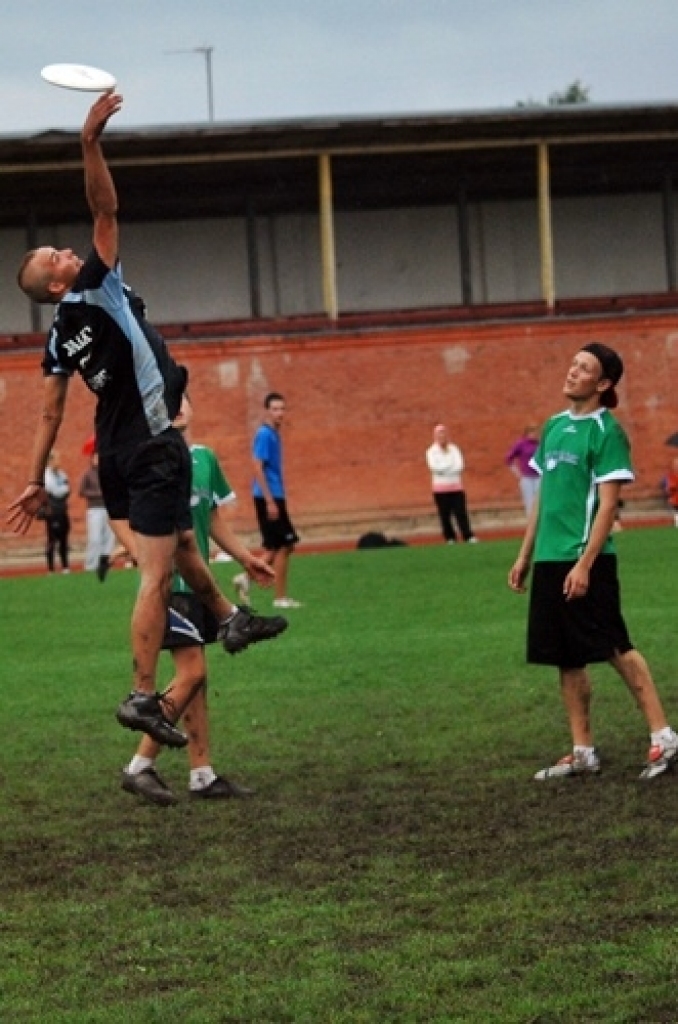 Bauskas novada pašvaldības sporta bāzē noskaidrotas Latvijas labākās vienības frisbijā – komandu sportā ar lidojošā šķīvīša mešanu un ķeršanu.
Sacensībās piedalījās piecas vīriešu un trīs dāmu komandas no Rīgas, Valmieras, Salaspils,...
Autors: Uldis Varnevičs