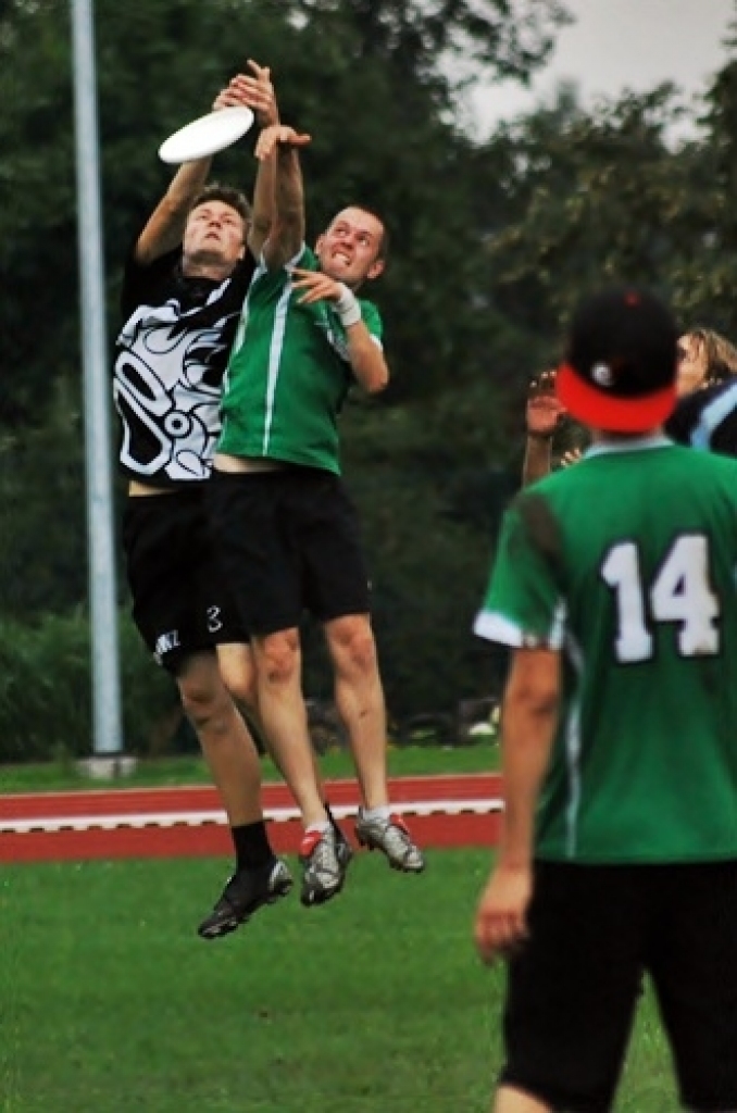 Bauskas novada pašvaldības sporta bāzē noskaidrotas Latvijas labākās vienības frisbijā – komandu sportā ar lidojošā šķīvīša mešanu un ķeršanu.
Sacensībās piedalījās piecas vīriešu un trīs dāmu komandas no Rīgas, Valmieras, Salaspils,...
Autors: Uldis Varnevičs