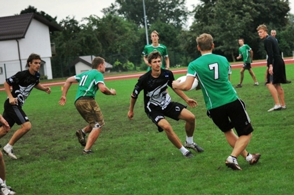 Bauskas novada pašvaldības sporta bāzē noskaidrotas Latvijas labākās vienības frisbijā – komandu sportā ar lidojošā šķīvīša mešanu un ķeršanu.
Sacensībās piedalījās piecas vīriešu un trīs dāmu komandas no Rīgas, Valmieras, Salaspils,...
Autors: Uldis Varnevičs