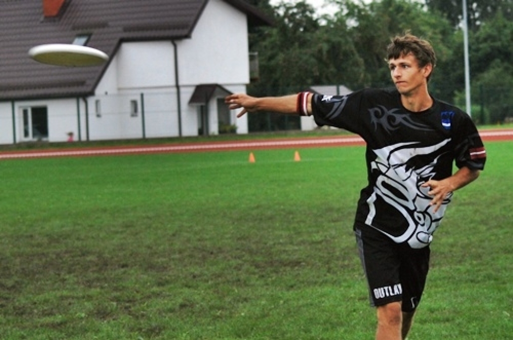 Bauskas novada pašvaldības sporta bāzē noskaidrotas Latvijas labākās vienības frisbijā – komandu sportā ar lidojošā šķīvīša mešanu un ķeršanu.
Sacensībās piedalījās piecas vīriešu un trīs dāmu komandas no Rīgas, Valmieras, Salaspils,...
Autors: Uldis Varnevičs