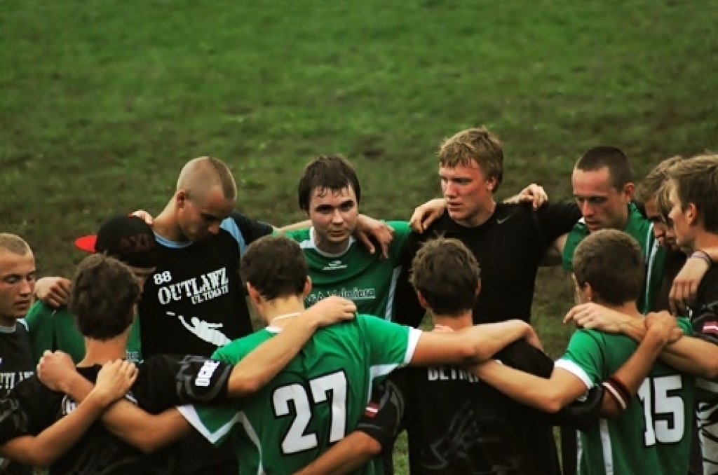 Bauskas novada pašvaldības sporta bāzē noskaidrotas Latvijas labākās vienības frisbijā – komandu sportā ar lidojošā šķīvīša mešanu un ķeršanu.
Sacensībās piedalījās piecas vīriešu un trīs dāmu komandas no Rīgas, Valmieras, Salaspils,...
Autors: Uldis Varnevičs