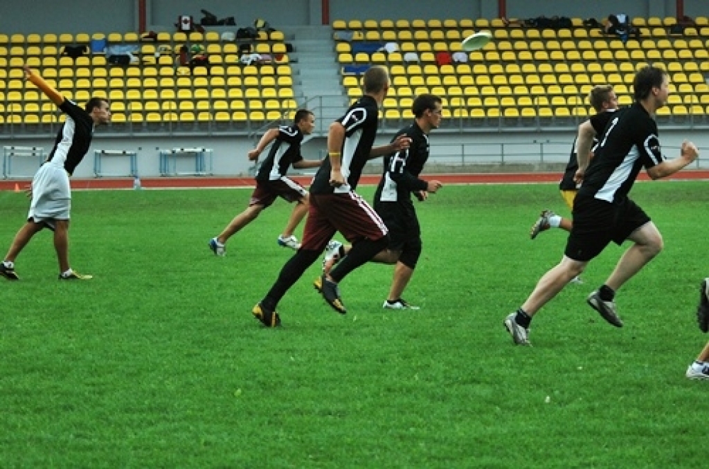 Bauskas novada pašvaldības sporta bāzē noskaidrotas Latvijas labākās vienības frisbijā – komandu sportā ar lidojošā šķīvīša mešanu un ķeršanu.
Sacensībās piedalījās piecas vīriešu un trīs dāmu komandas no Rīgas, Valmieras, Salaspils,...
Autors: Uldis Varnevičs