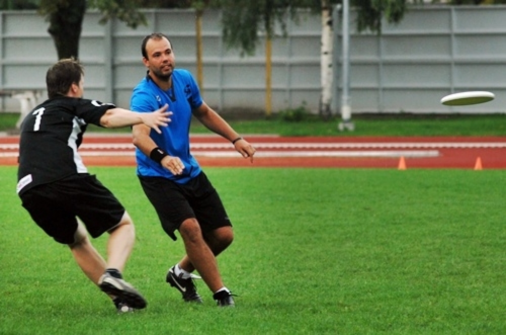 Bauskas novada pašvaldības sporta bāzē noskaidrotas Latvijas labākās vienības frisbijā – komandu sportā ar lidojošā šķīvīša mešanu un ķeršanu.
Sacensībās piedalījās piecas vīriešu un trīs dāmu komandas no Rīgas, Valmieras, Salaspils,...
Autors: Uldis Varnevičs