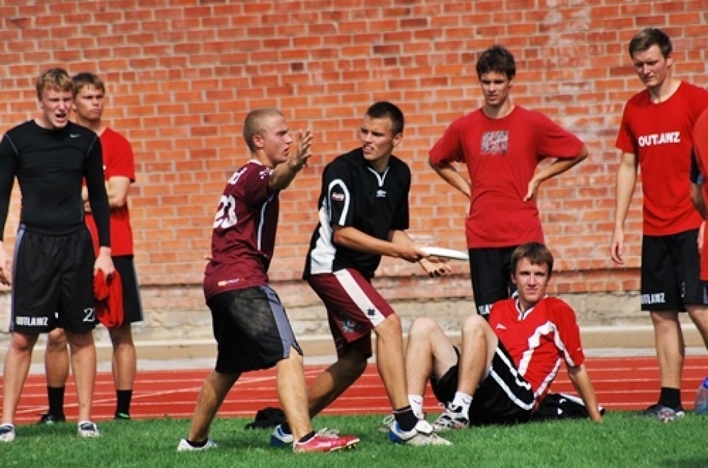Bauskas novada pašvaldības sporta bāzē noskaidrotas Latvijas labākās vienības frisbijā – komandu sportā ar lidojošā šķīvīša mešanu un ķeršanu.
Sacensībās piedalījās piecas vīriešu un trīs dāmu komandas no Rīgas, Valmieras, Salaspils,...
Autors: Uldis Varnevičs