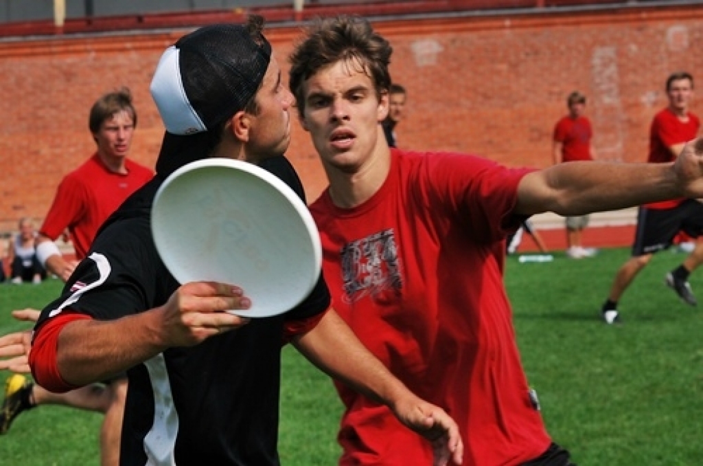 Bauskas novada pašvaldības sporta bāzē noskaidrotas Latvijas labākās vienības frisbijā – komandu sportā ar lidojošā šķīvīša mešanu un ķeršanu.
Sacensībās piedalījās piecas vīriešu un trīs dāmu komandas no Rīgas, Valmieras, Salaspils,...
Autors: Uldis Varnevičs