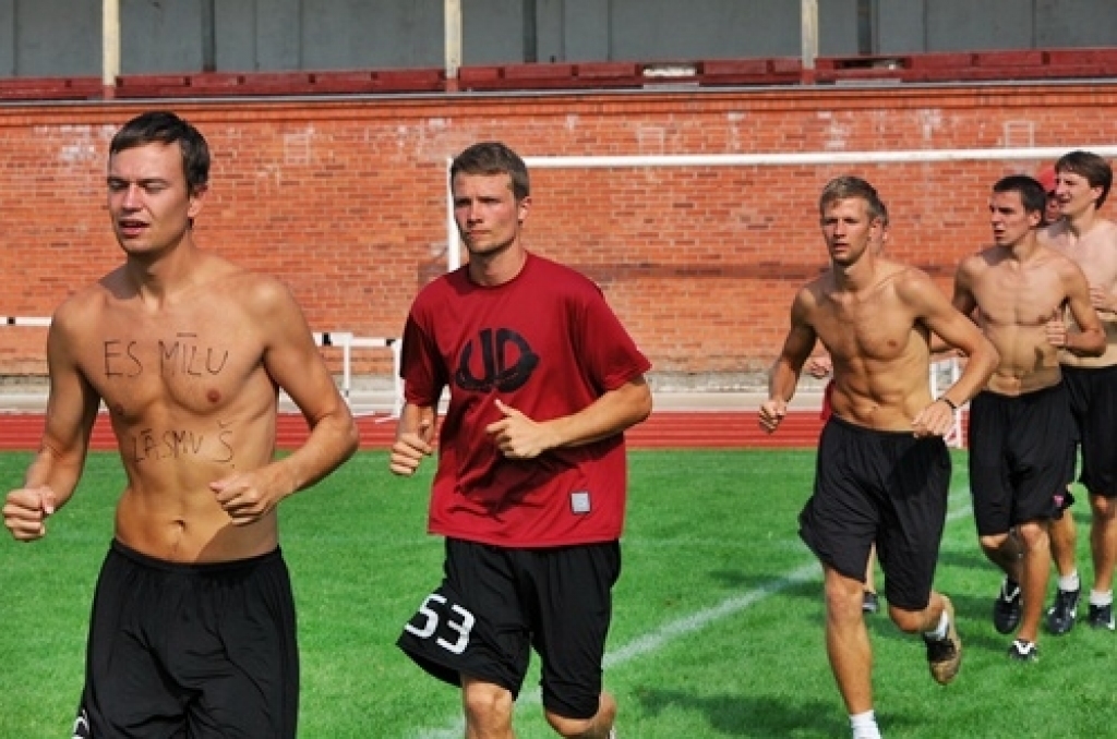 Bauskas novada pašvaldības sporta bāzē noskaidrotas Latvijas labākās vienības frisbijā – komandu sportā ar lidojošā šķīvīša mešanu un ķeršanu.
Sacensībās piedalījās piecas vīriešu un trīs dāmu komandas no Rīgas, Valmieras, Salaspils,...
Autors: Uldis Varnevičs