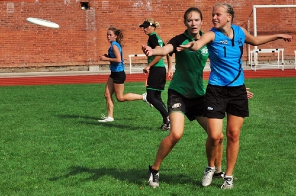 Bauskas novada pašvaldības sporta bāzē noskaidrotas Latvijas labākās vienības frisbijā – komandu sportā ar lidojošā šķīvīša mešanu un ķeršanu.
Sacensībās piedalījās piecas vīriešu un trīs dāmu komandas no Rīgas, Valmieras, Salaspils,...
Autors: Uldis Varnevičs