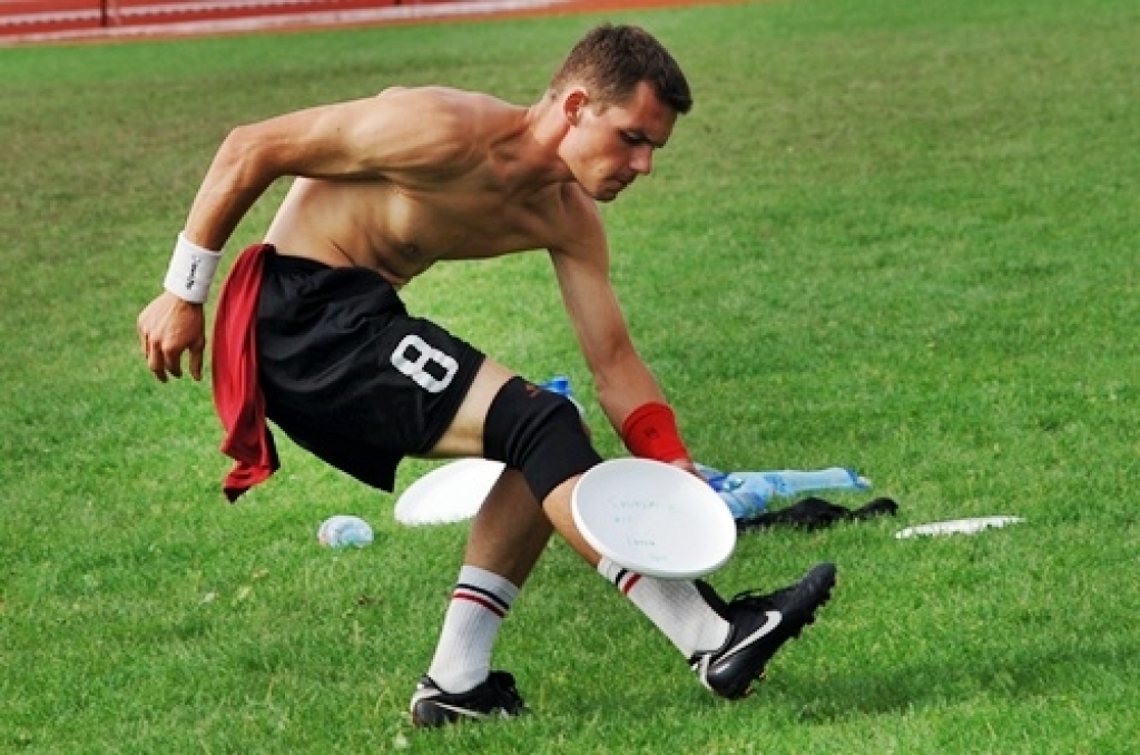 Bauskas novada pašvaldības sporta bāzē noskaidrotas Latvijas labākās vienības frisbijā – komandu sportā ar lidojošā šķīvīša mešanu un ķeršanu.
Sacensībās piedalījās piecas vīriešu un trīs dāmu komandas no Rīgas, Valmieras, Salaspils,...
Autors: Uldis Varnevičs