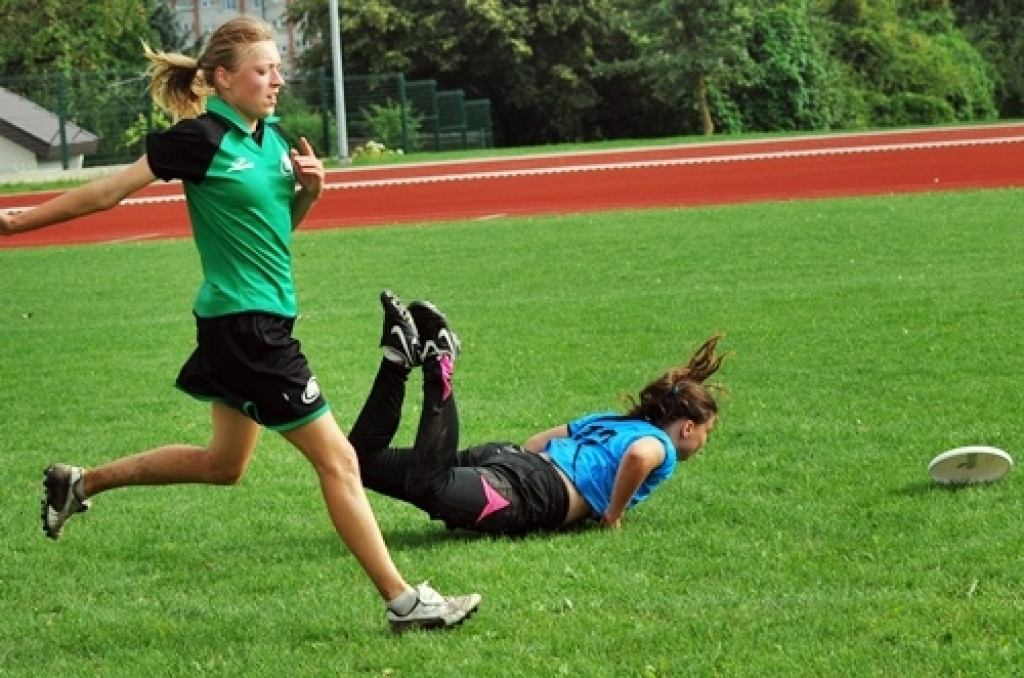 Bauskas novada pašvaldības sporta bāzē noskaidrotas Latvijas labākās vienības frisbijā – komandu sportā ar lidojošā šķīvīša mešanu un ķeršanu.
Sacensībās piedalījās piecas vīriešu un trīs dāmu komandas no Rīgas, Valmieras, Salaspils,...
Autors: Uldis Varnevičs