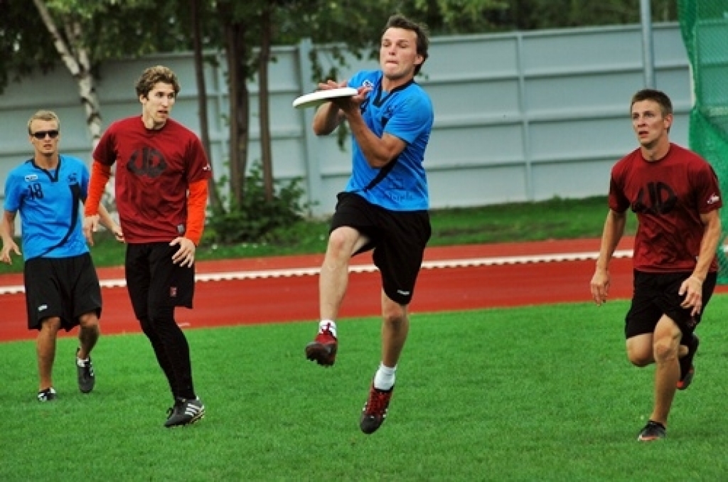 Bauskas novada pašvaldības sporta bāzē noskaidrotas Latvijas labākās vienības frisbijā – komandu sportā ar lidojošā šķīvīša mešanu un ķeršanu.
Sacensībās piedalījās piecas vīriešu un trīs dāmu komandas no Rīgas, Valmieras, Salaspils,...
Autors: Uldis Varnevičs