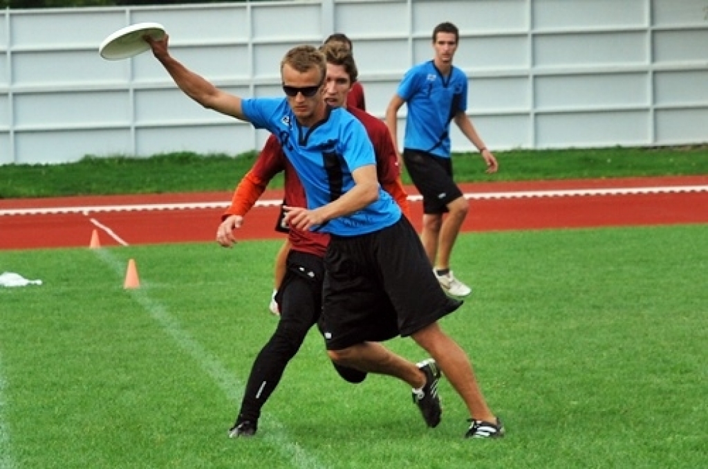 Bauskas novada pašvaldības sporta bāzē noskaidrotas Latvijas labākās vienības frisbijā – komandu sportā ar lidojošā šķīvīša mešanu un ķeršanu.
Sacensībās piedalījās piecas vīriešu un trīs dāmu komandas no Rīgas, Valmieras, Salaspils,...
Autors: Uldis Varnevičs