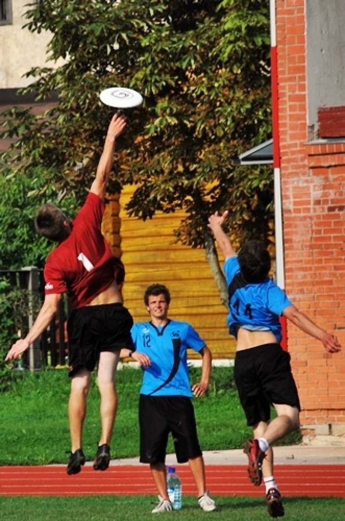 Bauskas novada pašvaldības sporta bāzē noskaidrotas Latvijas labākās vienības frisbijā – komandu sportā ar lidojošā šķīvīša mešanu un ķeršanu.
Sacensībās piedalījās piecas vīriešu un trīs dāmu komandas no Rīgas, Valmieras, Salaspils,...
Autors: Uldis Varnevičs