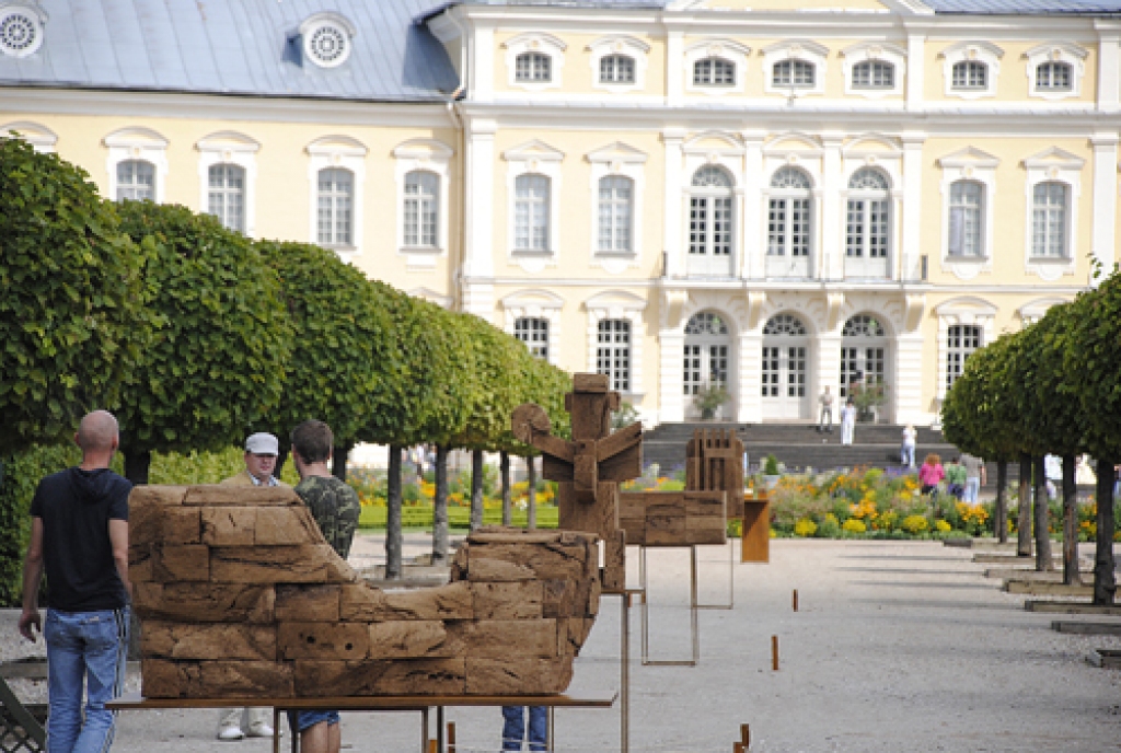 13. augustā Rundāles pils un parks bija atvērti Dārza svētkiem. Šoreiz to galvenais notikums bija tematiskas izstādes «Kokaugi Rundālē un Kurzemes hercogu dārzos» atvēršana Dārznieka mājā. Tā ir unikāla ekspozīcija, kam Latvijā nav...
Autors: Juris Iļņickis