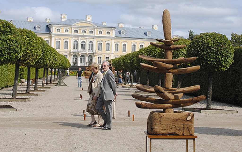 13. augustā Rundāles pils un parks bija atvērti Dārza svētkiem. Šoreiz to galvenais notikums bija tematiskas izstādes «Kokaugi Rundālē un Kurzemes hercogu dārzos» atvēršana Dārznieka mājā. Tā ir unikāla ekspozīcija, kam Latvijā nav...
Autors: Juris Iļņickis