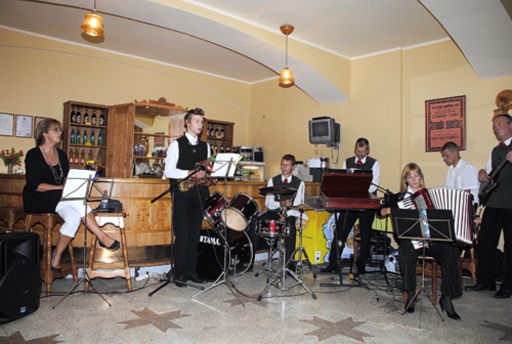 «Bauskas Dzīves» sadarbībā ar Hipotēku banku rīkotajā konkursā «Reģiona uzņēmējs – 2010» par sekmīgākajiem atzīti trīs uzņēmēji – Jeļena Forste, individuālais uzņēmums «Eleana» no Rundāles novada, Andris Kalniņš, bioloģiskā zemnieku...
Autors: Juris Iļņickis