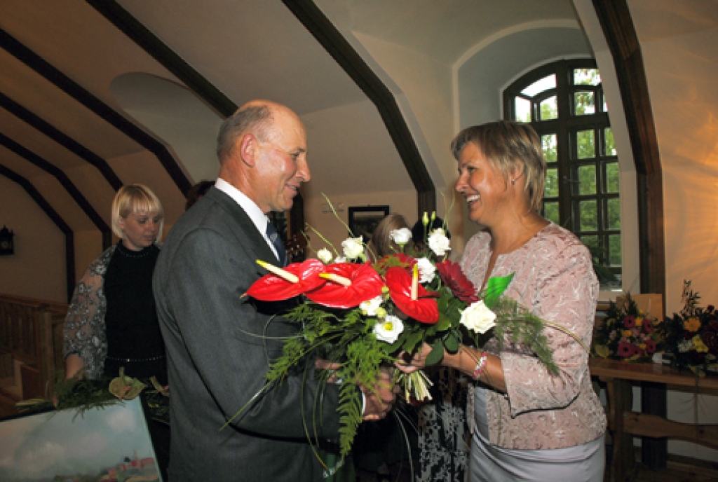 «Bauskas Dzīves» sadarbībā ar Hipotēku banku rīkotajā konkursā «Reģiona uzņēmējs – 2010» par sekmīgākajiem atzīti trīs uzņēmēji – Jeļena Forste, individuālais uzņēmums «Eleana» no Rundāles novada, Andris Kalniņš, bioloģiskā zemnieku...
Autors: Juris Iļņickis