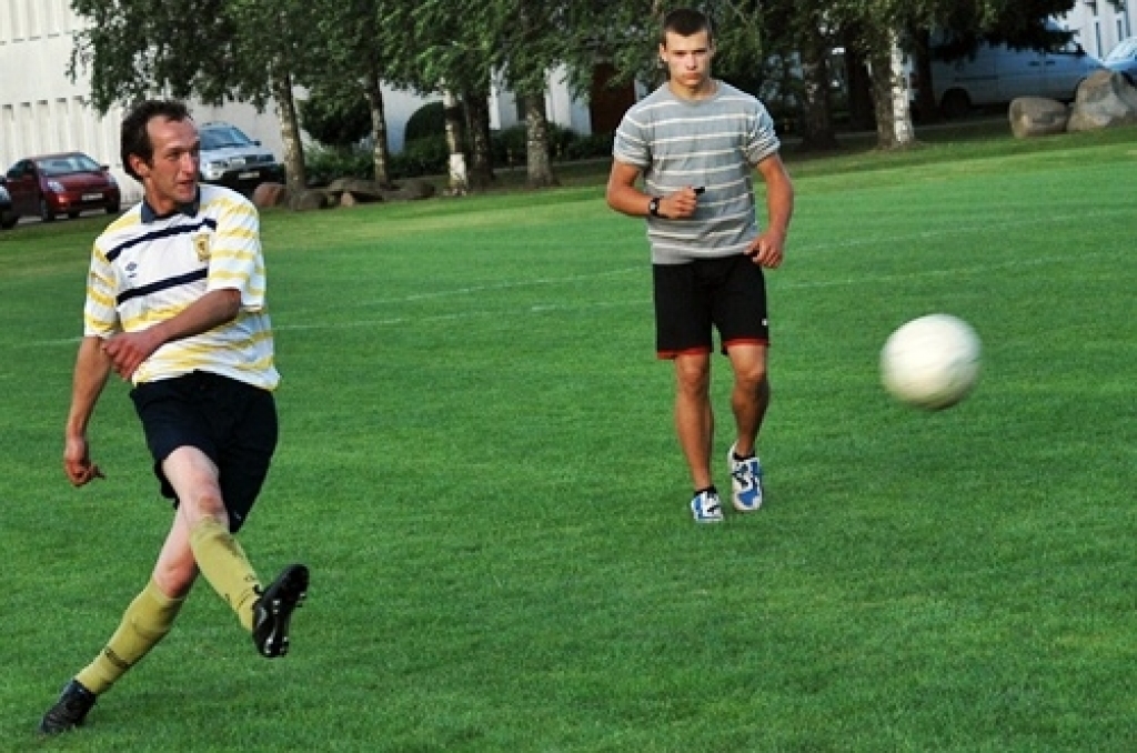 Trešdien, 10. augustā, pirmās Iecavas vidusskolas futbola laukumā tikās «Santos» un «Ballu motors» komandas. Pirmie rezultātu atklāja «Santos», kad izgājienā kļūdījās pretinieku vārtsargs Mihails Kohanovičs un vārtus guva Juris Ludriķis....
Autors: Uldis Varnevičs